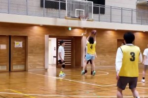 和罗斯一样的伤！辻井穗乃果是真的很爱篮球了！