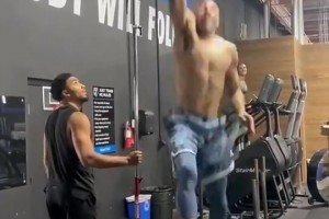 48岁的肯扬·马丁这摸高真牛啊，同龄人应该没几个比他跳得高了吧
